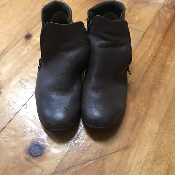 Brown booties - Picture 1 of 3